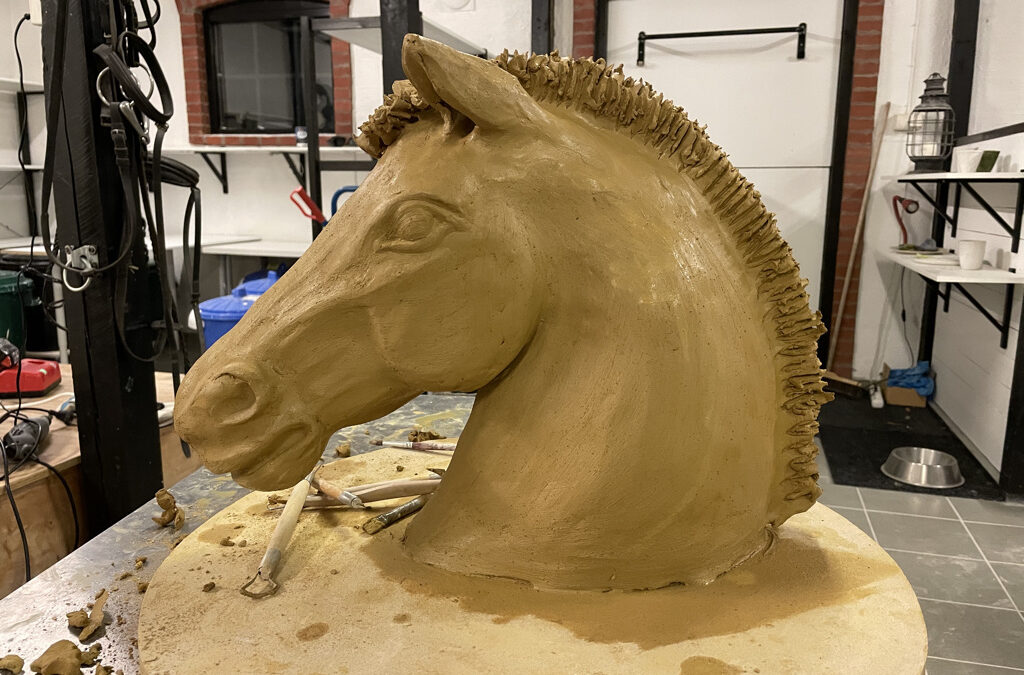 ny skulpterad häst