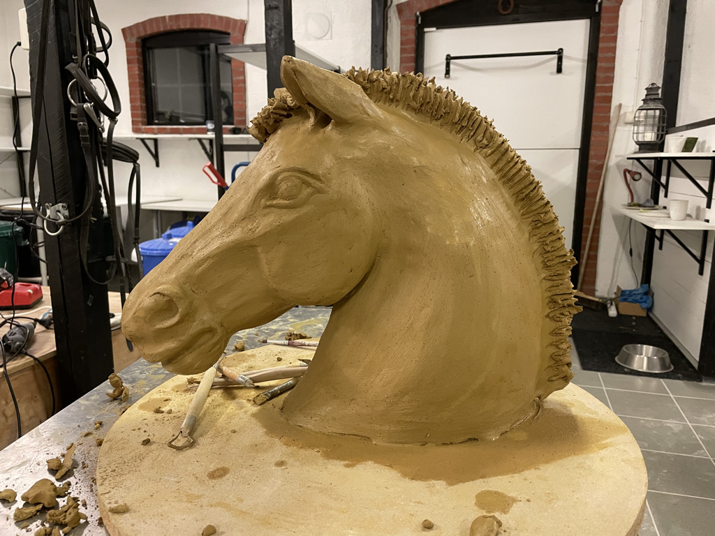 ny skulpterad häst